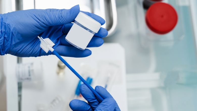 Lekarz przygotowuje narzędzia do przeprowadzenia cytologii