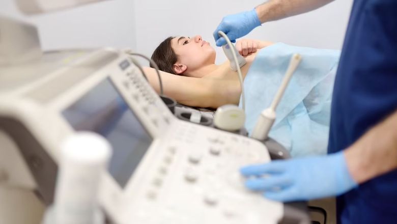 Lekarz bada piersi pacjentki za pomocą USG